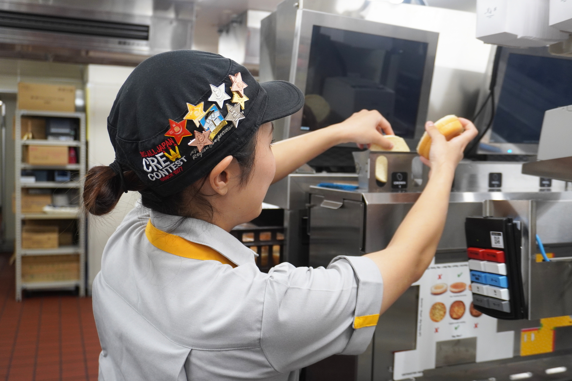 流れるような手つきでビッグマックを作る花澤さん