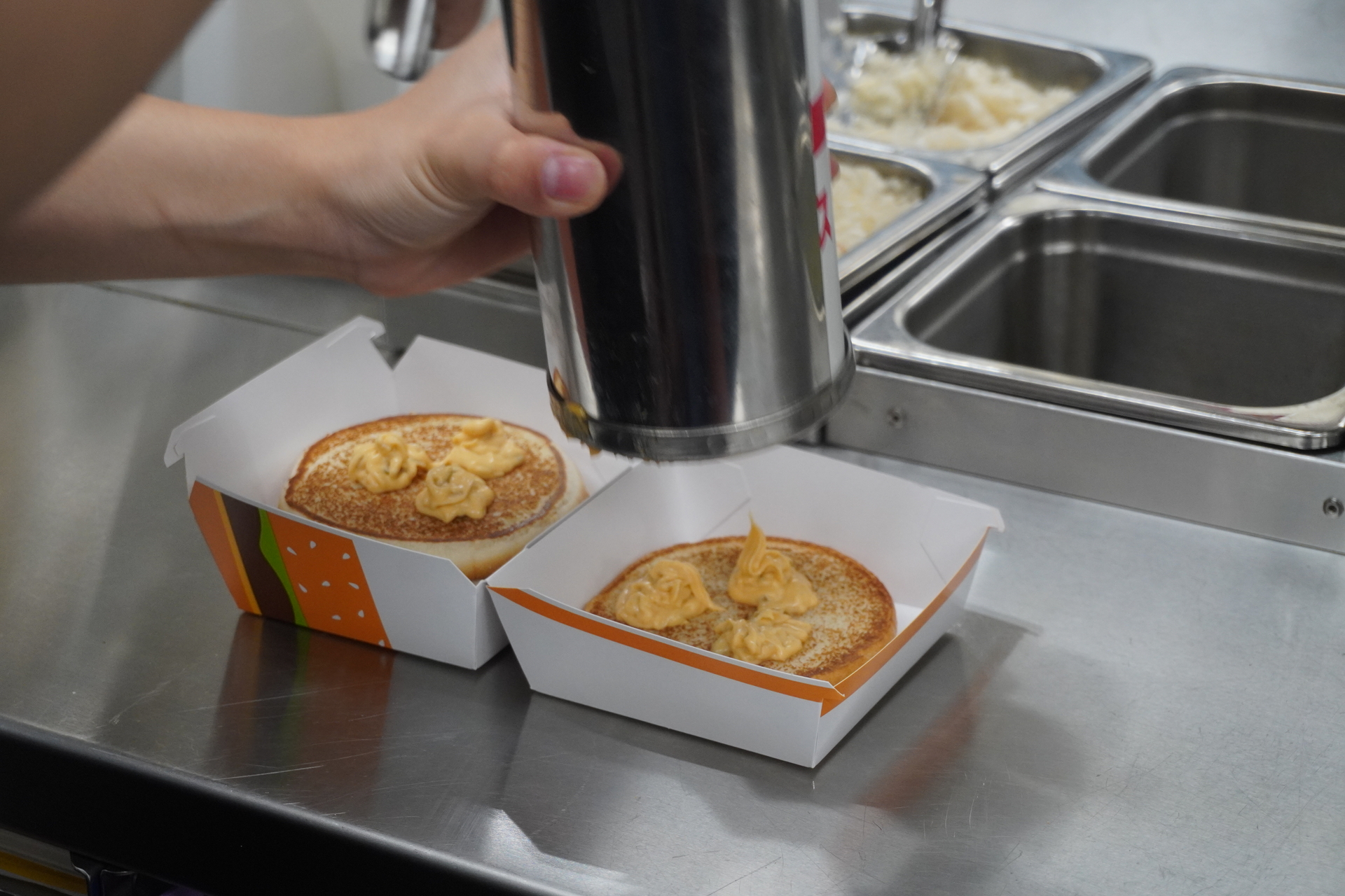 流れるような手つきでビッグマックを作る花澤さん