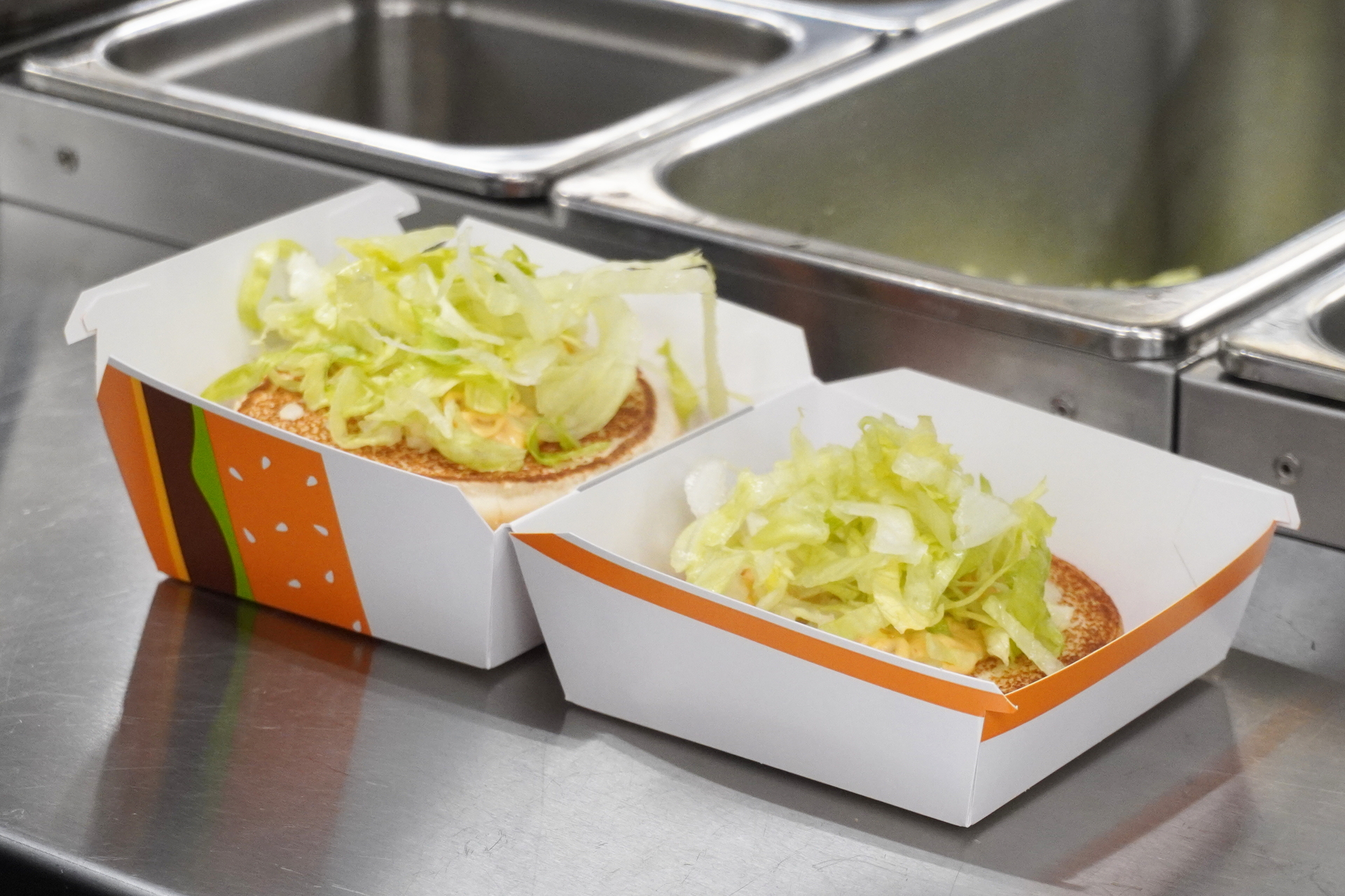 流れるような手つきでビッグマックを作る花澤さん