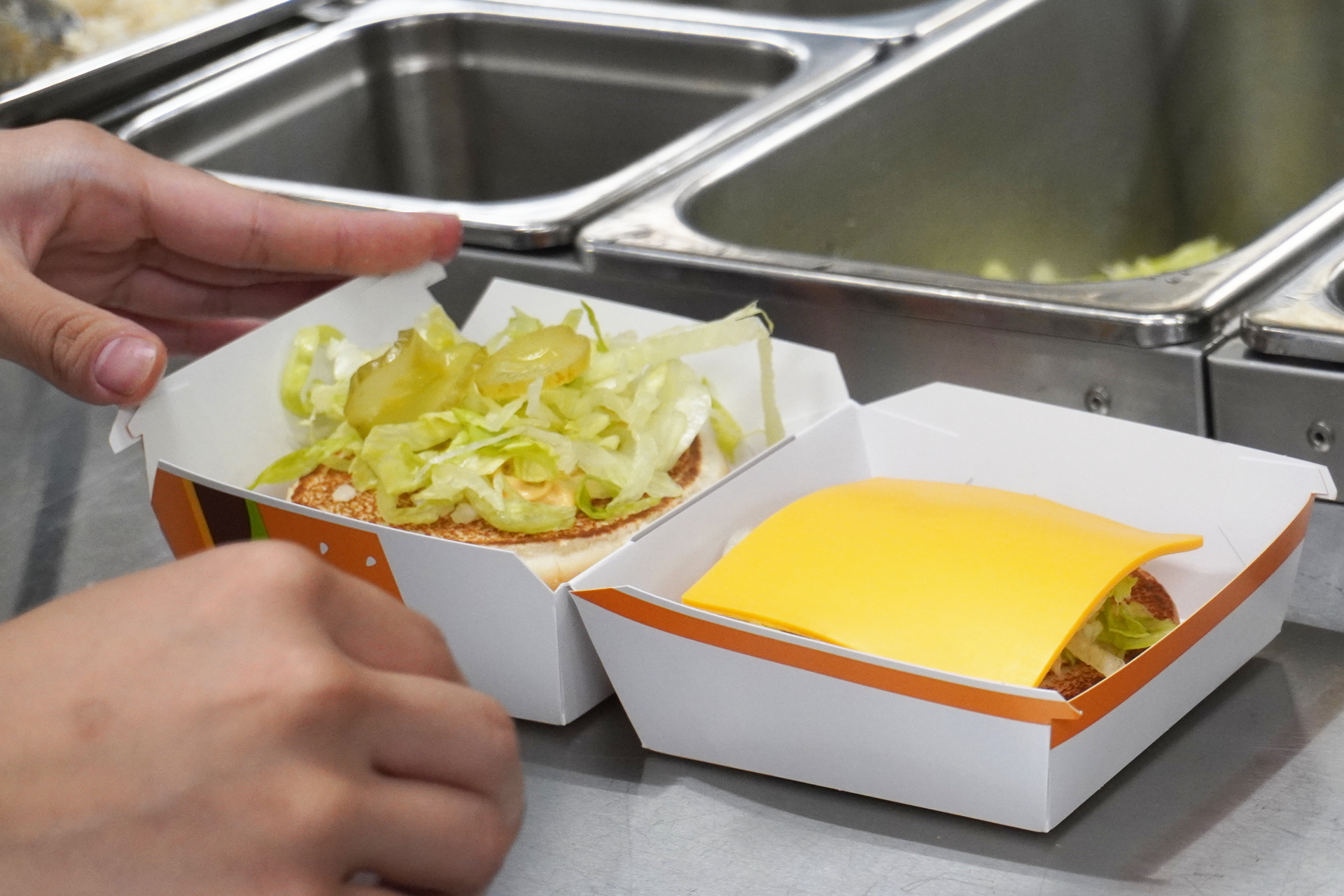 流れるような手つきでビッグマックを作る花澤さん