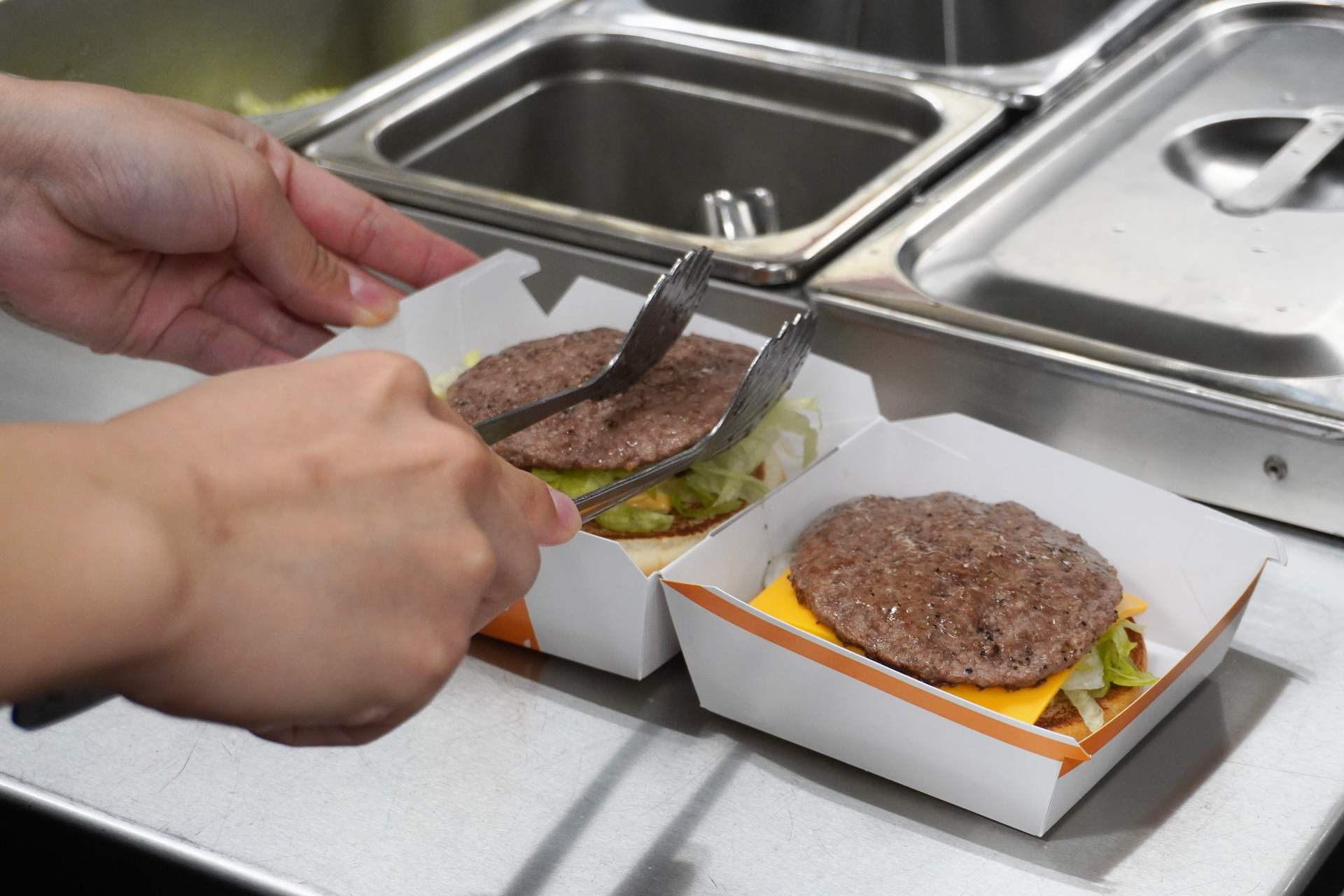 流れるような手つきでビッグマックを作る花澤さん