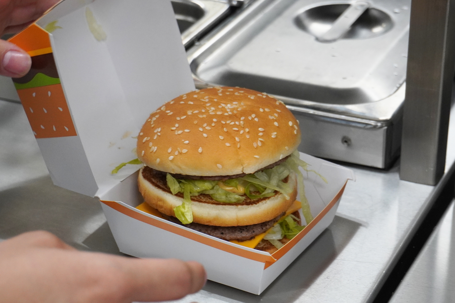 流れるような手つきでビッグマックを作る花澤さん