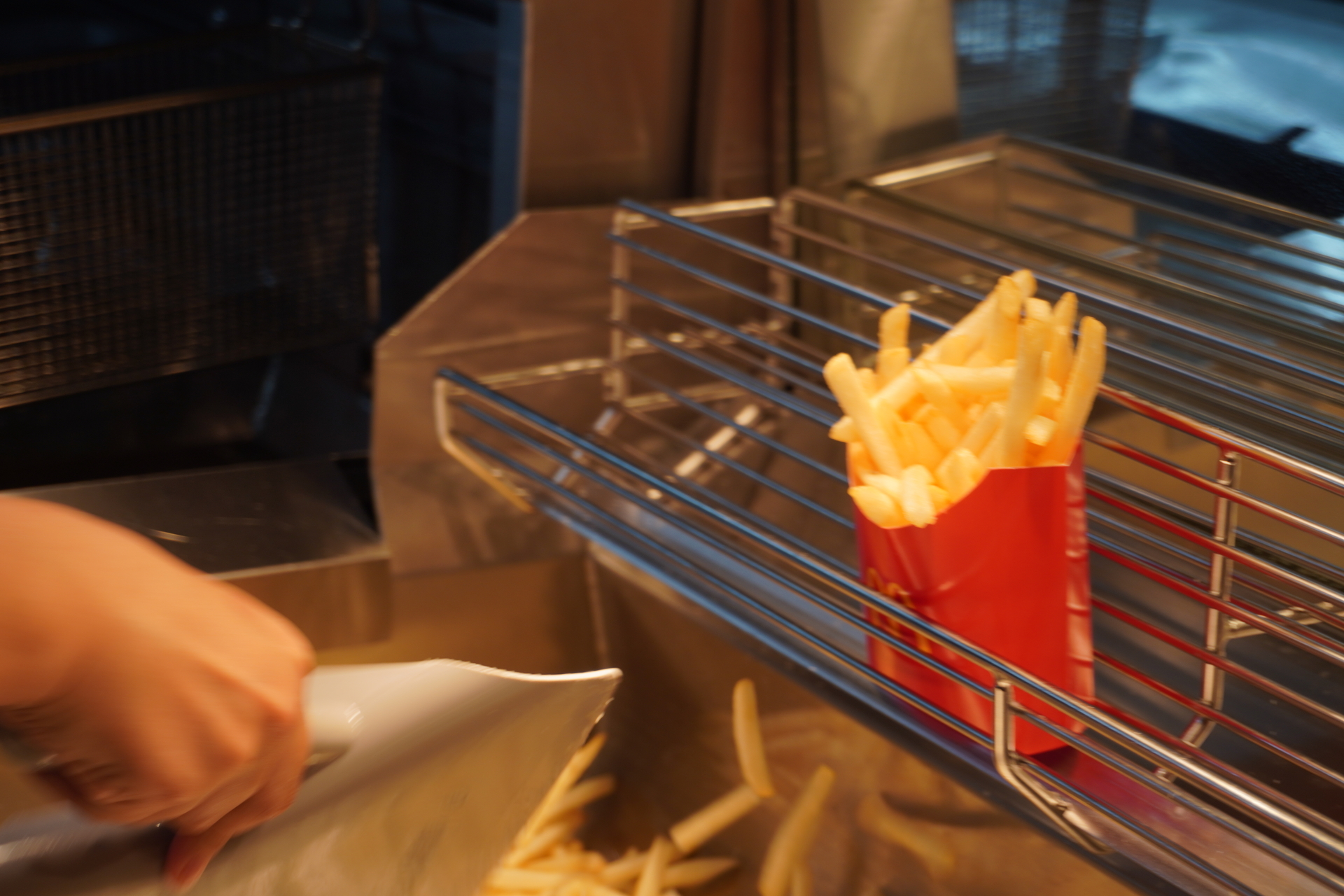 素早い手つきでマックフライポテトを作っていく佐々木陽菜さん