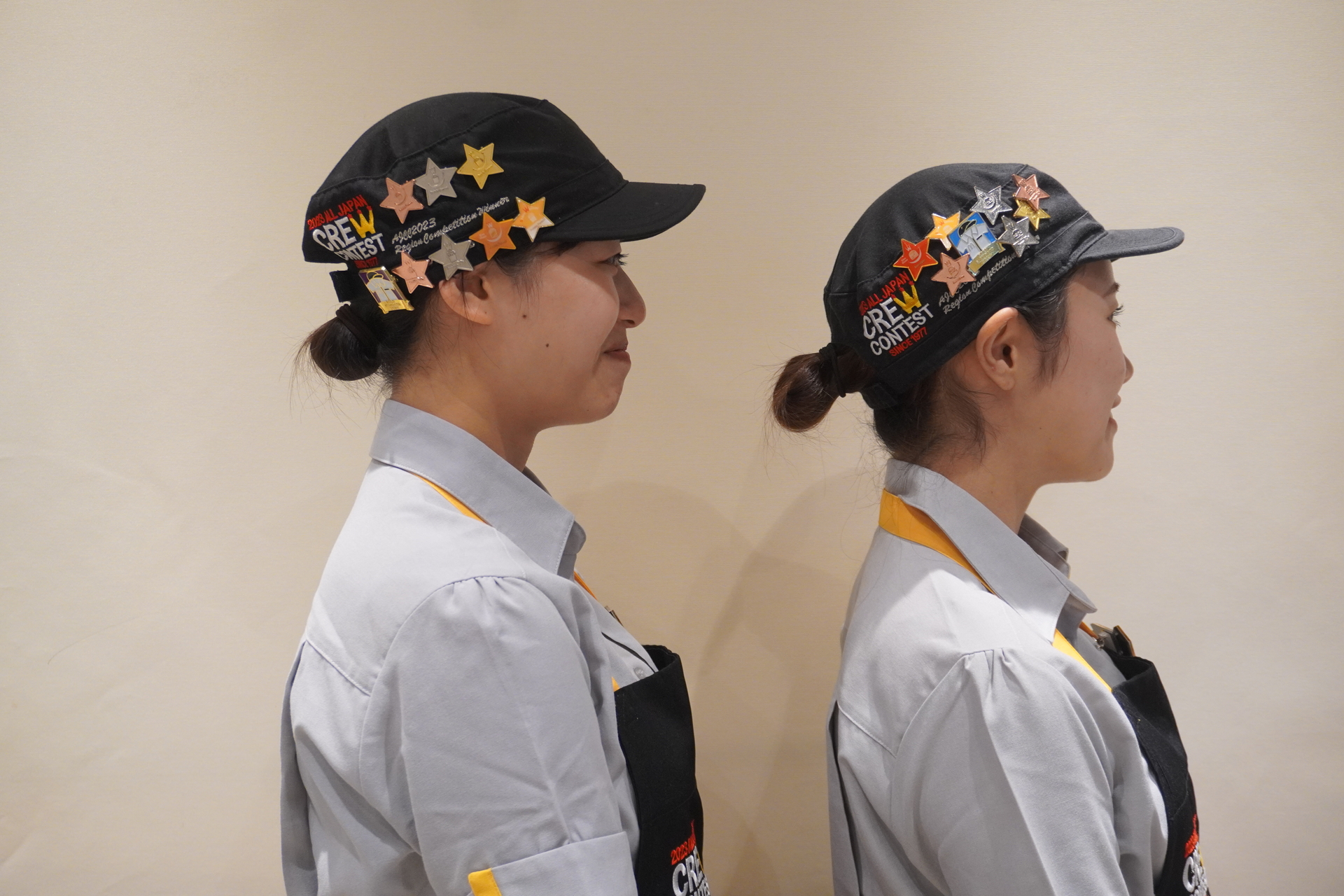 帽子にずらりと並ぶバッジたち