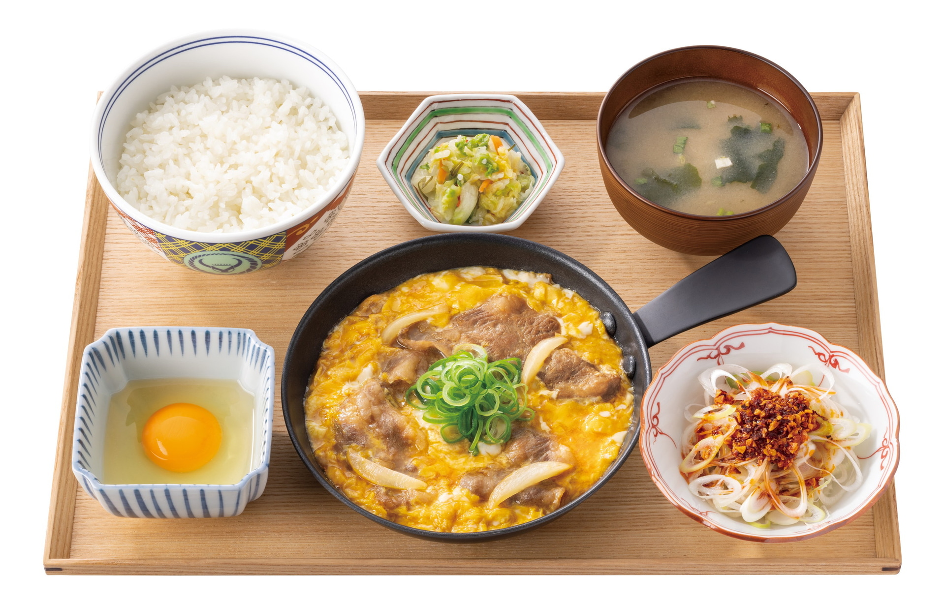 「ねぎラー油月見牛とじ御膳」（店内 908円、テイクアウト 892円）