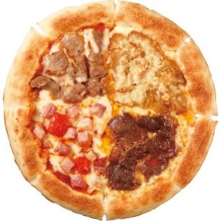 「熟成生地のミートクオーターピッツァ（トマトソース＆マヨネーズ風ソース）」（1674円）