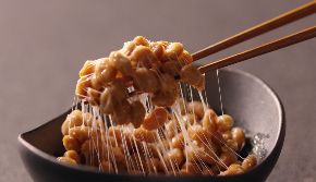 強い粘りと香り、食感が特長で納豆に最も適した希少な茨城県産「地塚大豆」を使用。国産米こうじをブレンドした特製醤油ダレでワンランク上の美味しさを実現した