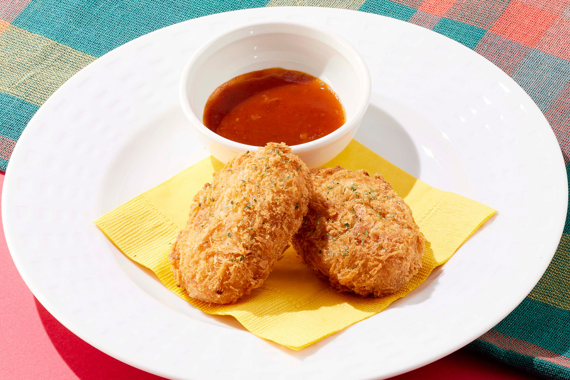 「北海道産 紅ズワイガニのクリームコロッケ～ビスクソース～」（495円）