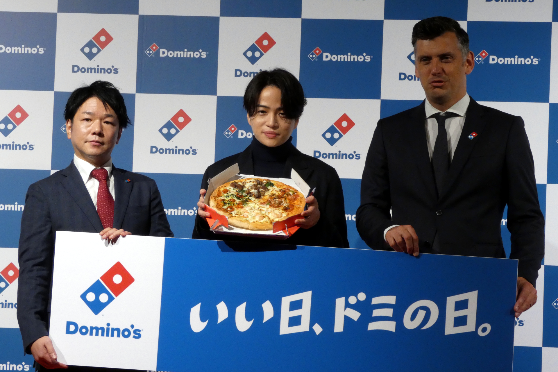 （左から）CMOの坂下真美氏、菊池風磨、CEOのマーティン・スティーンクス氏