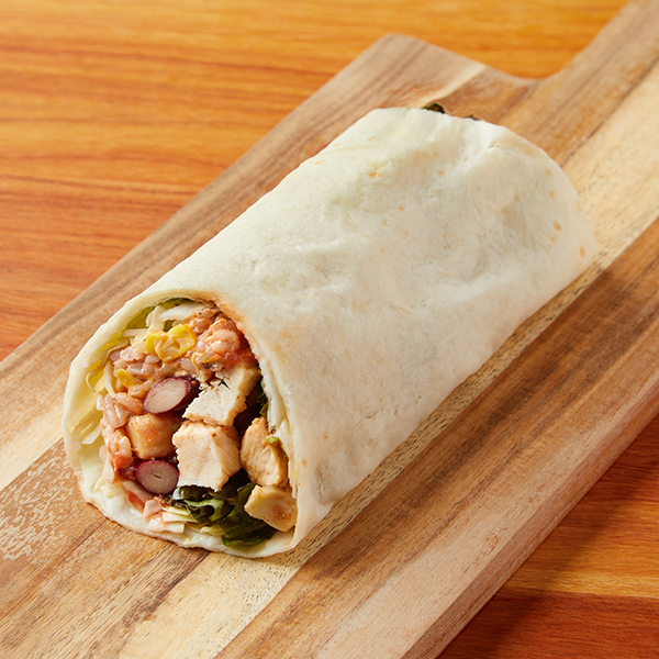 「国産チキンと雑穀のサラダラップ メキシカン風味」（498円）
