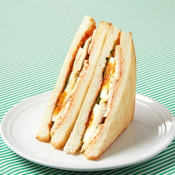 「ゴーダチーズと国産チキンのトーストサンド」（450円）