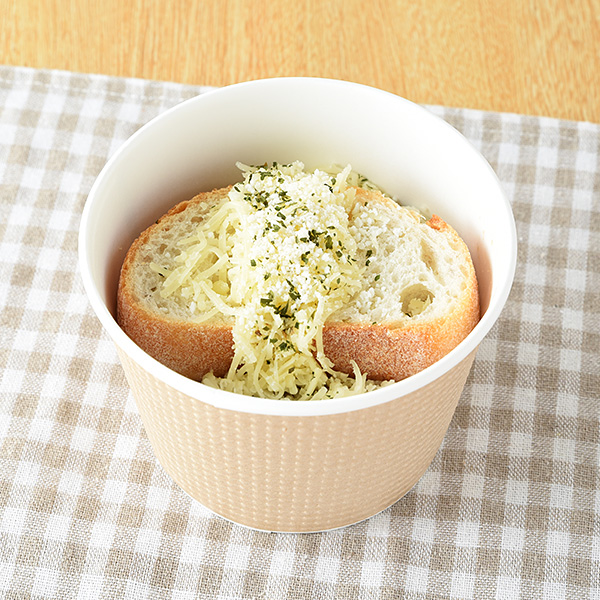 「削りモッツァレラのオニオンスープ（石窯バゲット入り）」（450円）