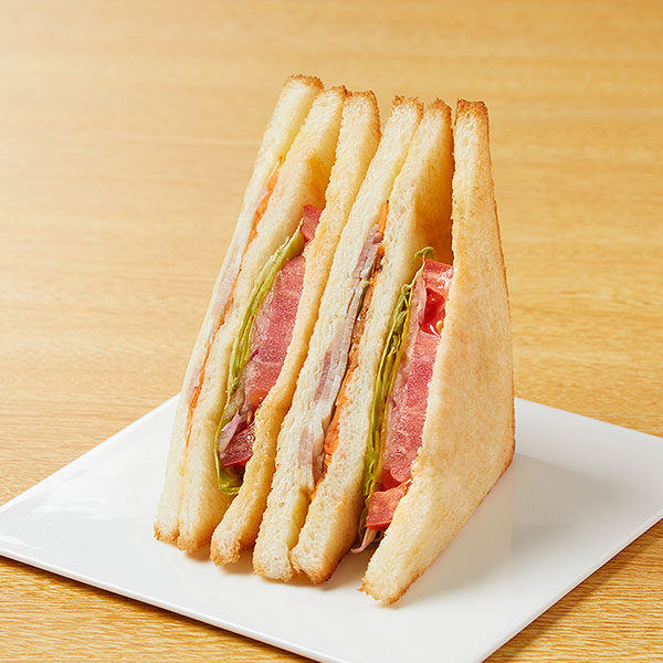 「ベーコンと厚切りトマトの野菜サンド」（478円）