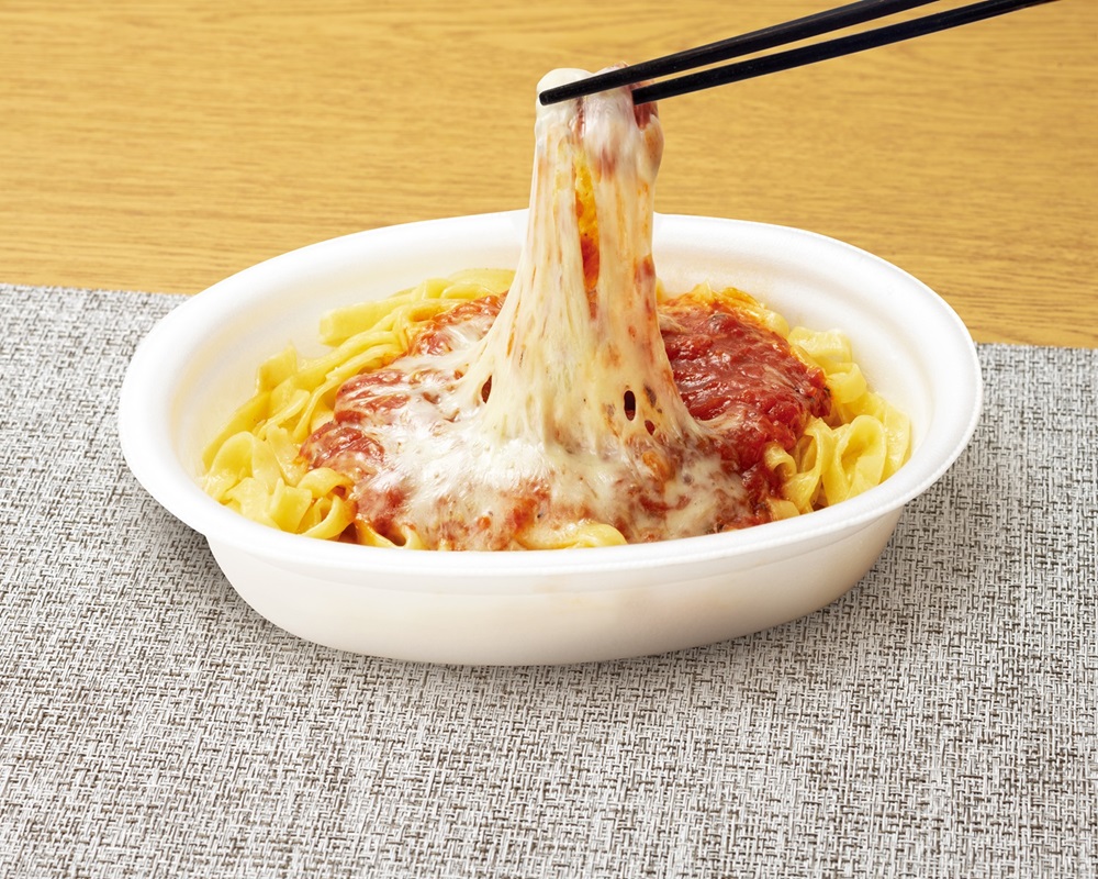 「削りモッツァレラとトマトのソースの生パスタ」（498円）