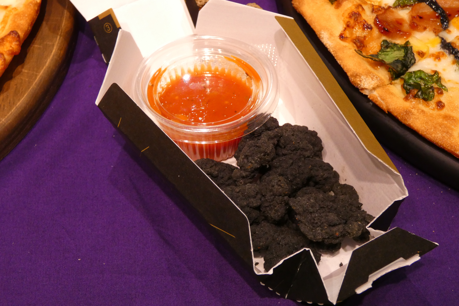 トリュフのような見た目だが、味わいはしっかりとチキン