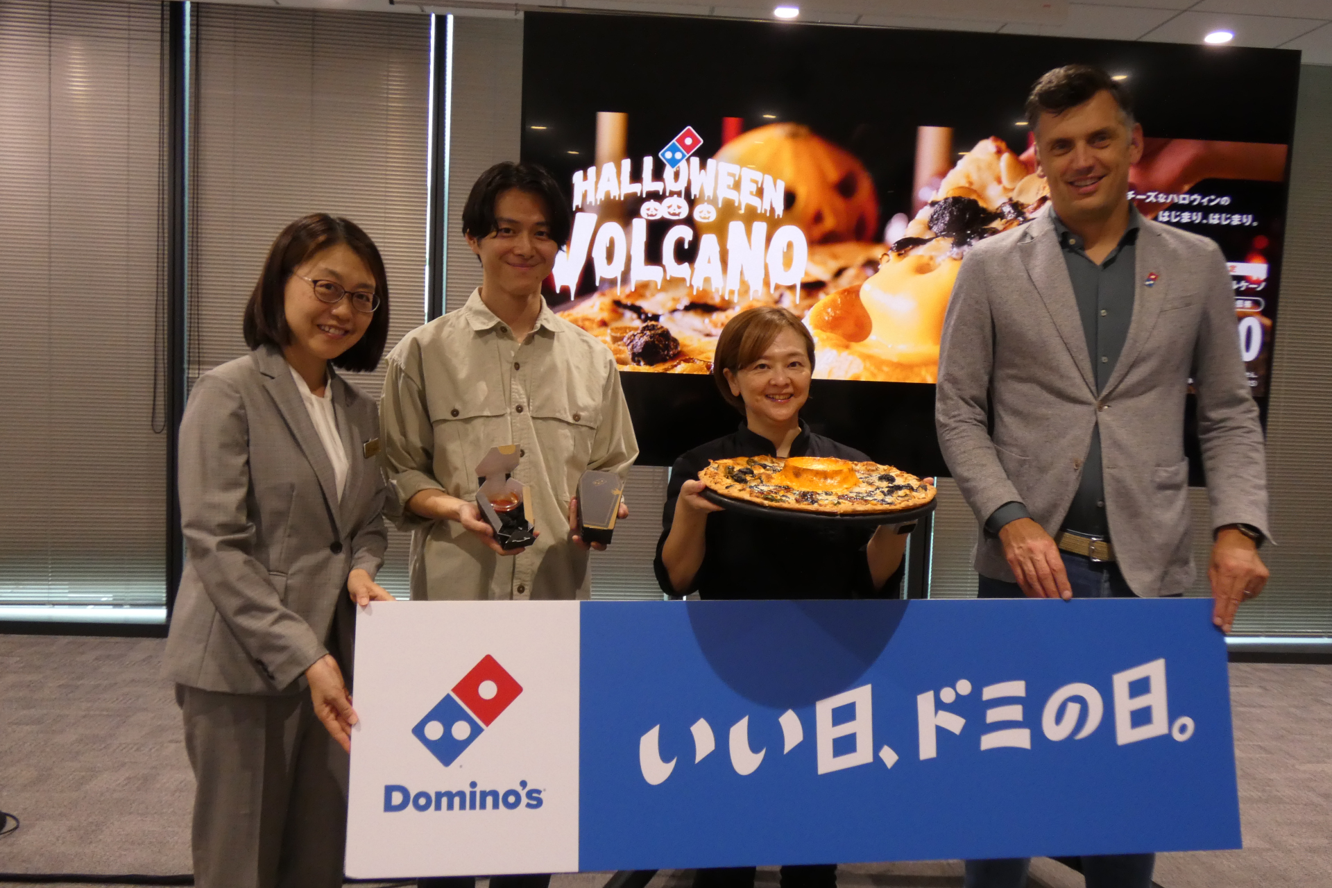 CEOのマーティン・スティーンクス氏（右）、メニューイノベーション課 課長の大山幸恵氏（中央）、執行役員の松原歩氏（左）