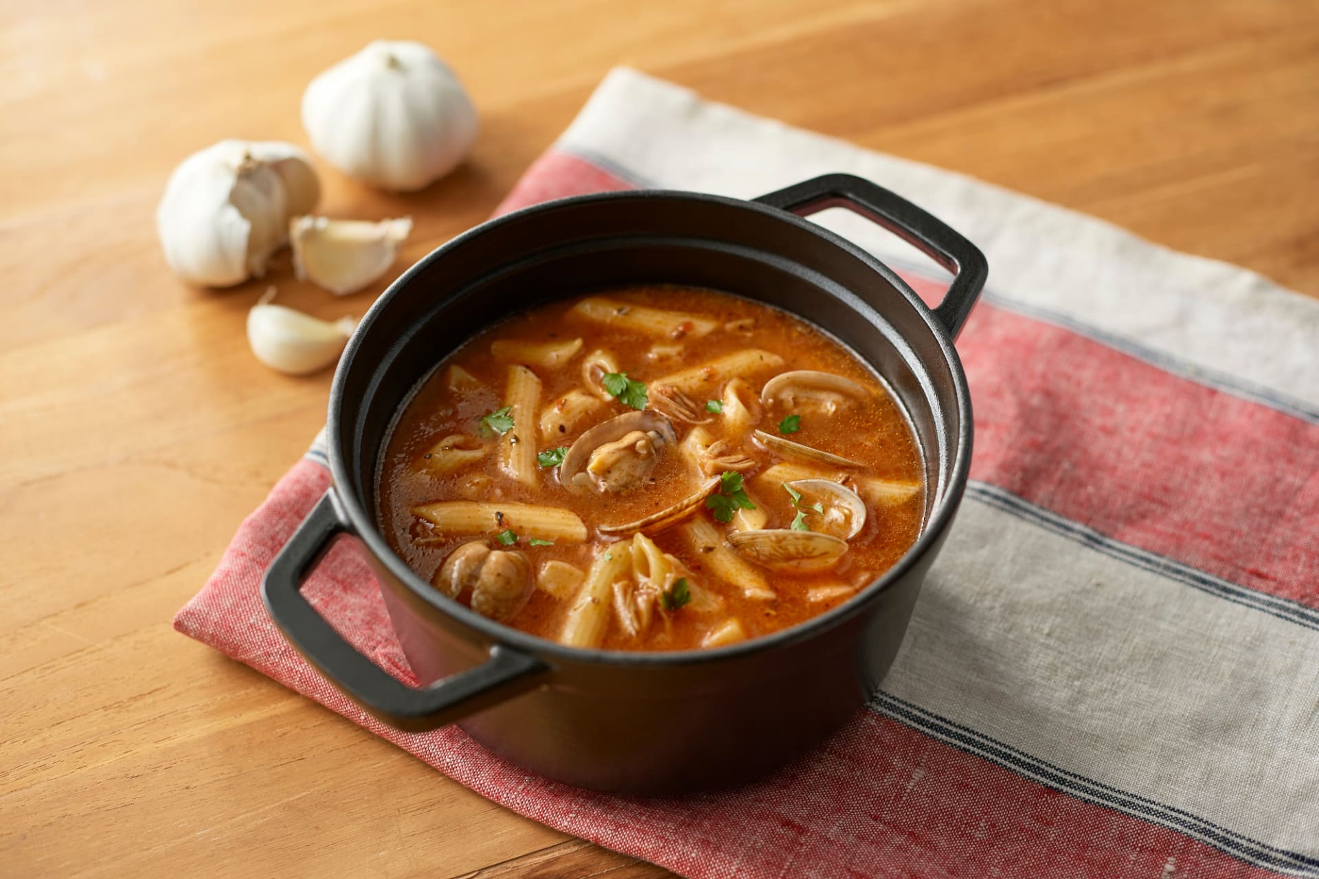 煮込んでつくるスープパスタの素 魚介のトマトガーリック（調理例）