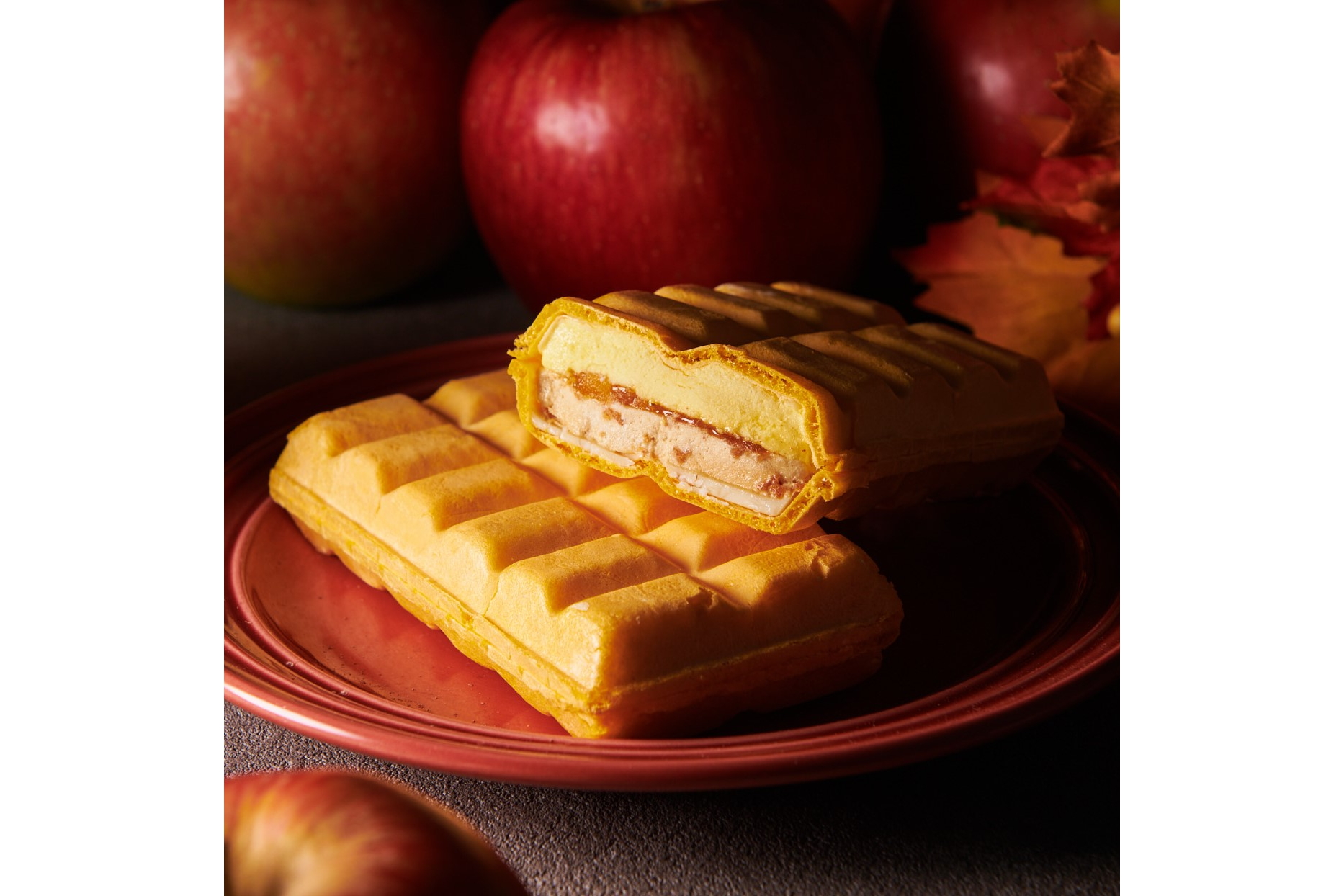 「DESSERT モナカ シナモン香るふじりんごのタルト」（1個 162円、4個入 594円）