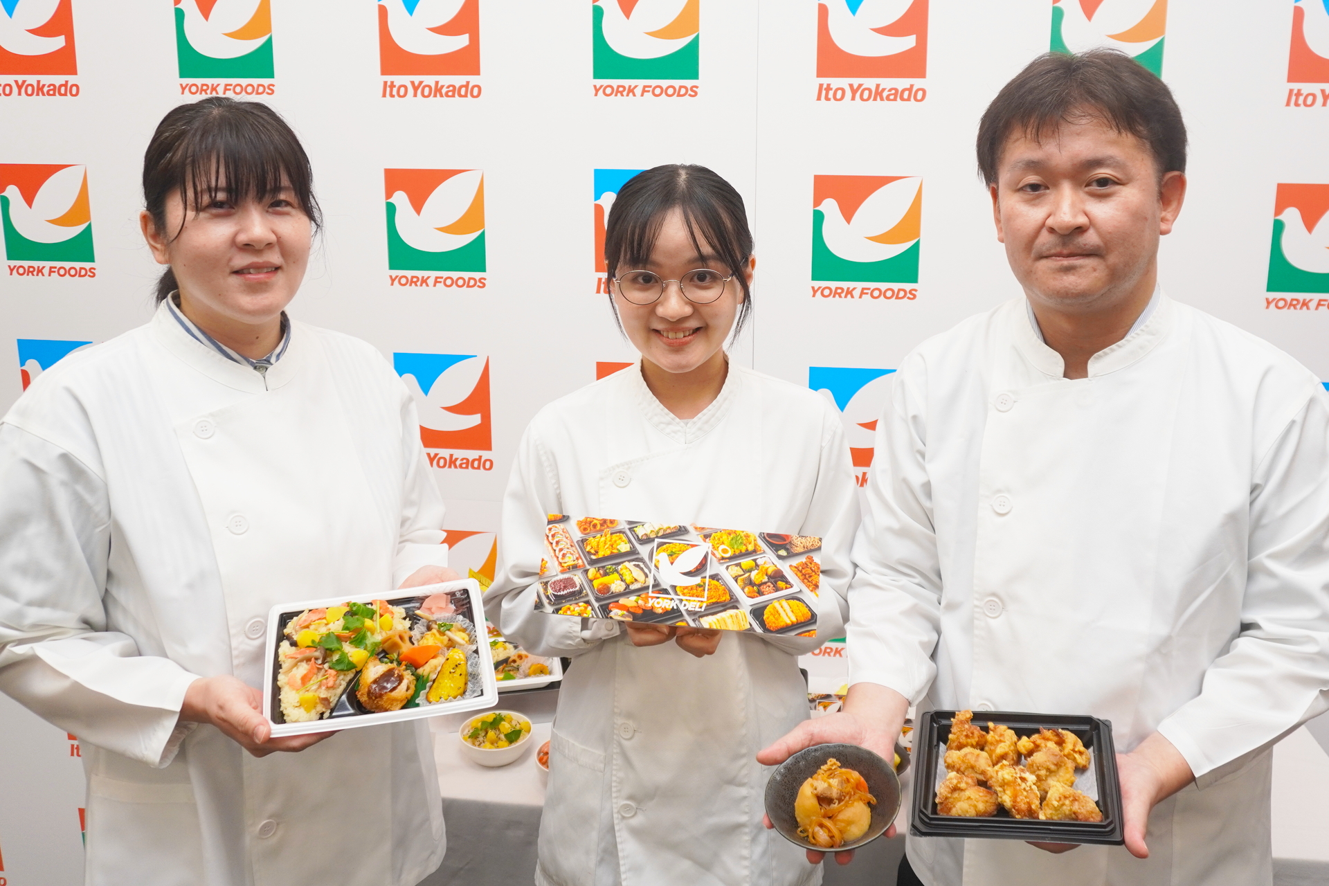 左から順に株式会社イトーヨーカ堂 フード＆ドラッグ事業部 惣菜部マーチャンダイザー 橋本史恵氏、森綾子氏、岡本聡氏