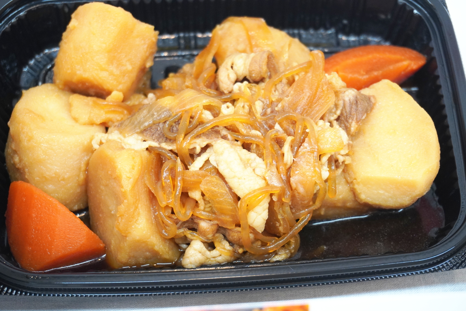 牛肉の旨み！ほっこり肉じゃが（Sサイズ298円、Lサイズ429円）