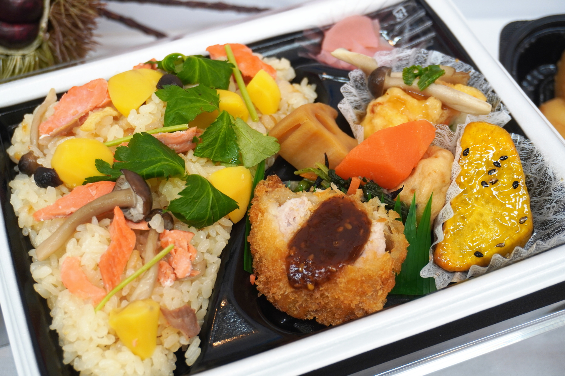 秋薫る！栗紅鮭きのこご飯弁当（646円）