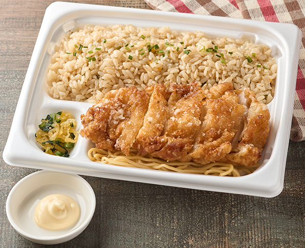 「にんにくと醤油が決め手の山賊焼＆炒飯弁当」（646円）