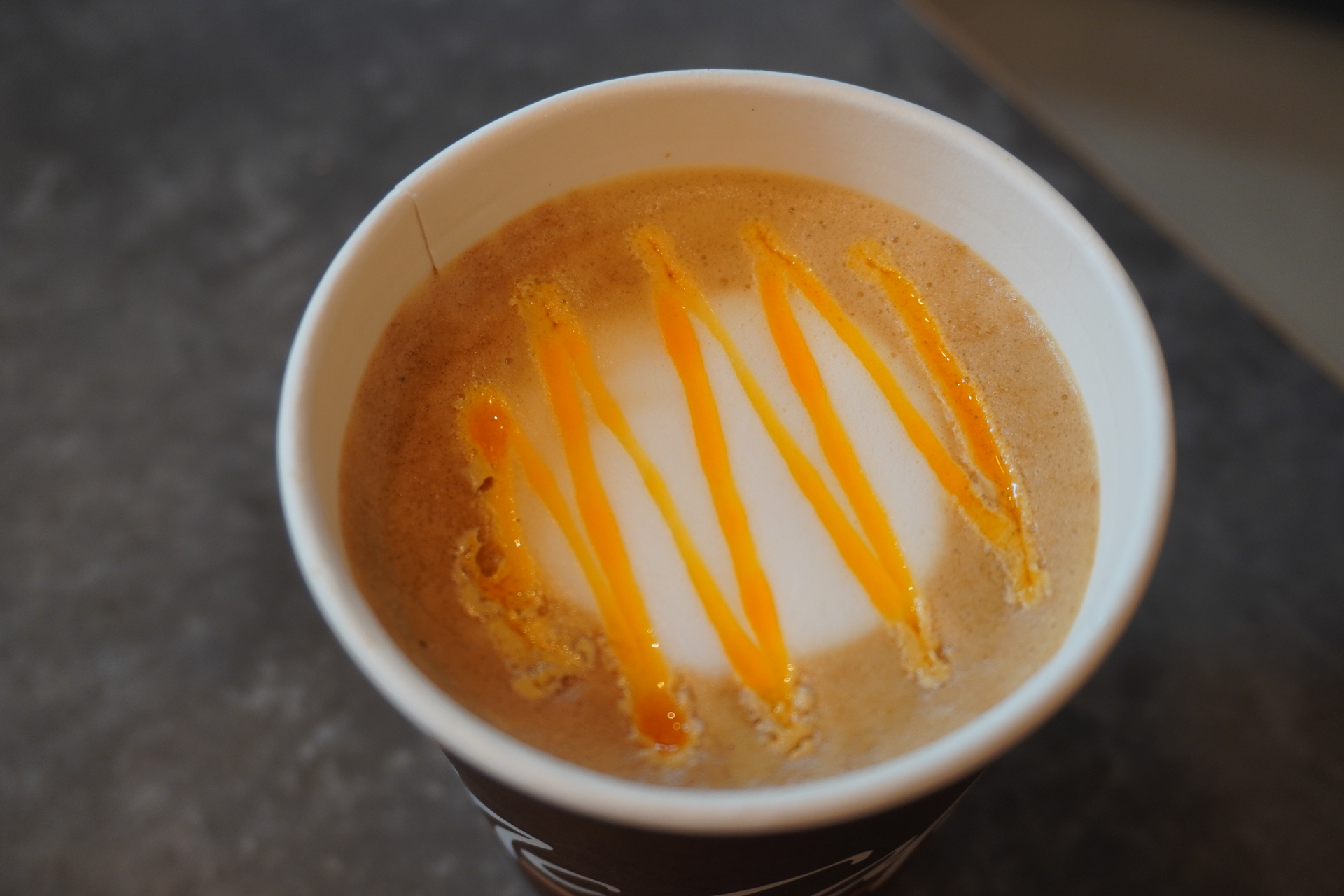 記者は「オレンジフレーバーラテ（ホット）」をチョイス。マックカフェ バイ バリスタ併設店で楽しめる