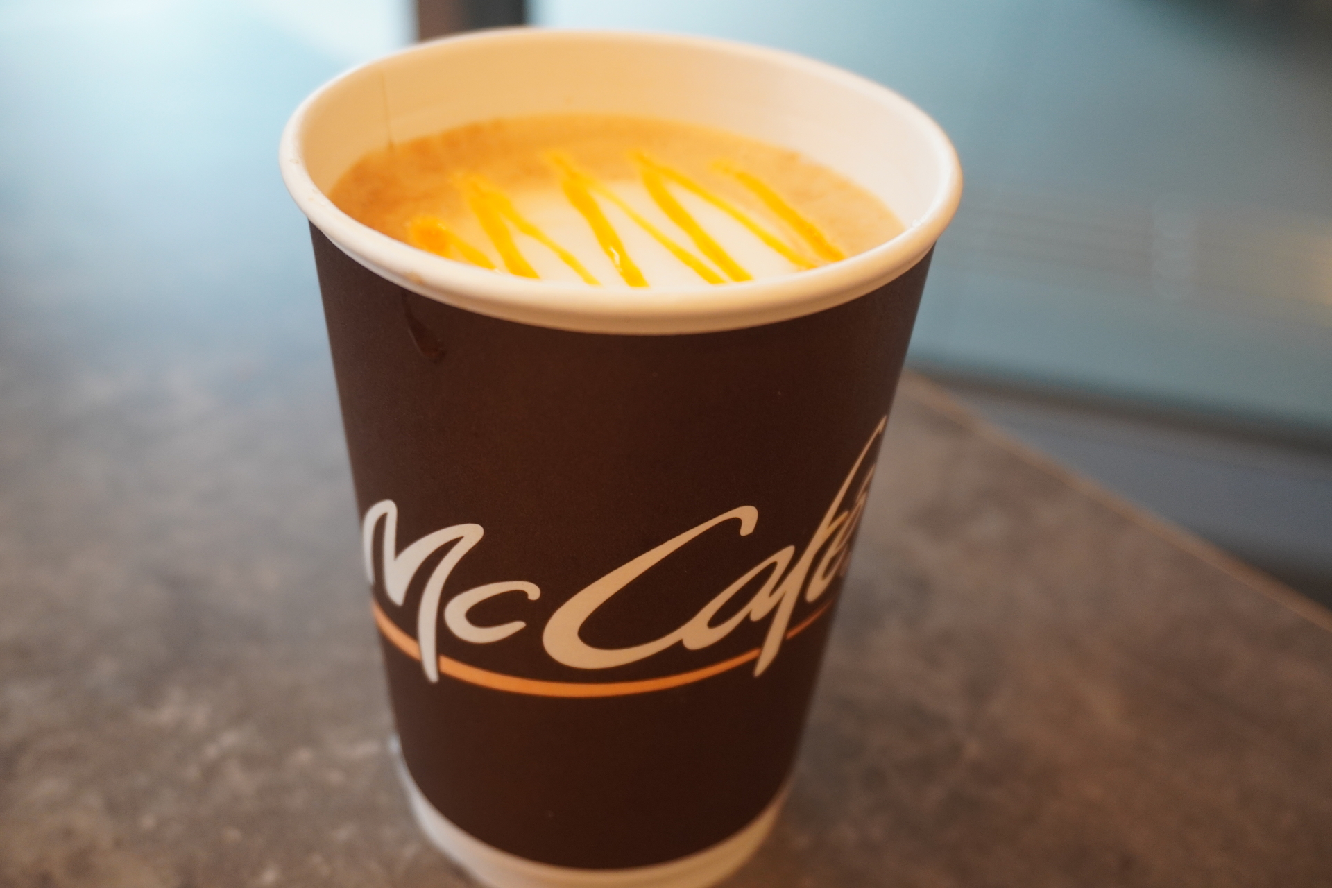 記者は「オレンジフレーバーラテ（ホット）」をチョイス。マックカフェ バイ バリスタ併設店で楽しめる