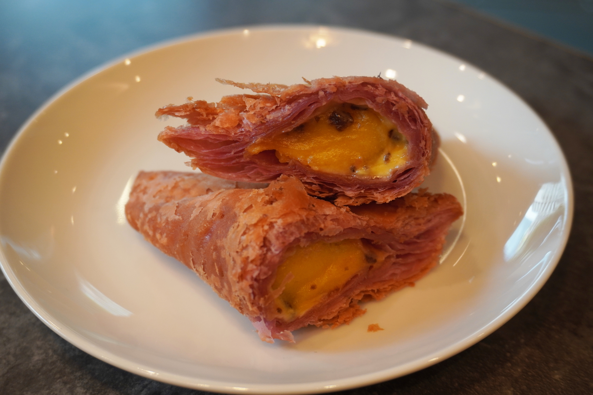 ほくほくのおいもフィリングとザクザク食感が楽しいキャラメルコーンクラッシュ入りのおいものチョコクリームの2種のフィリング入り