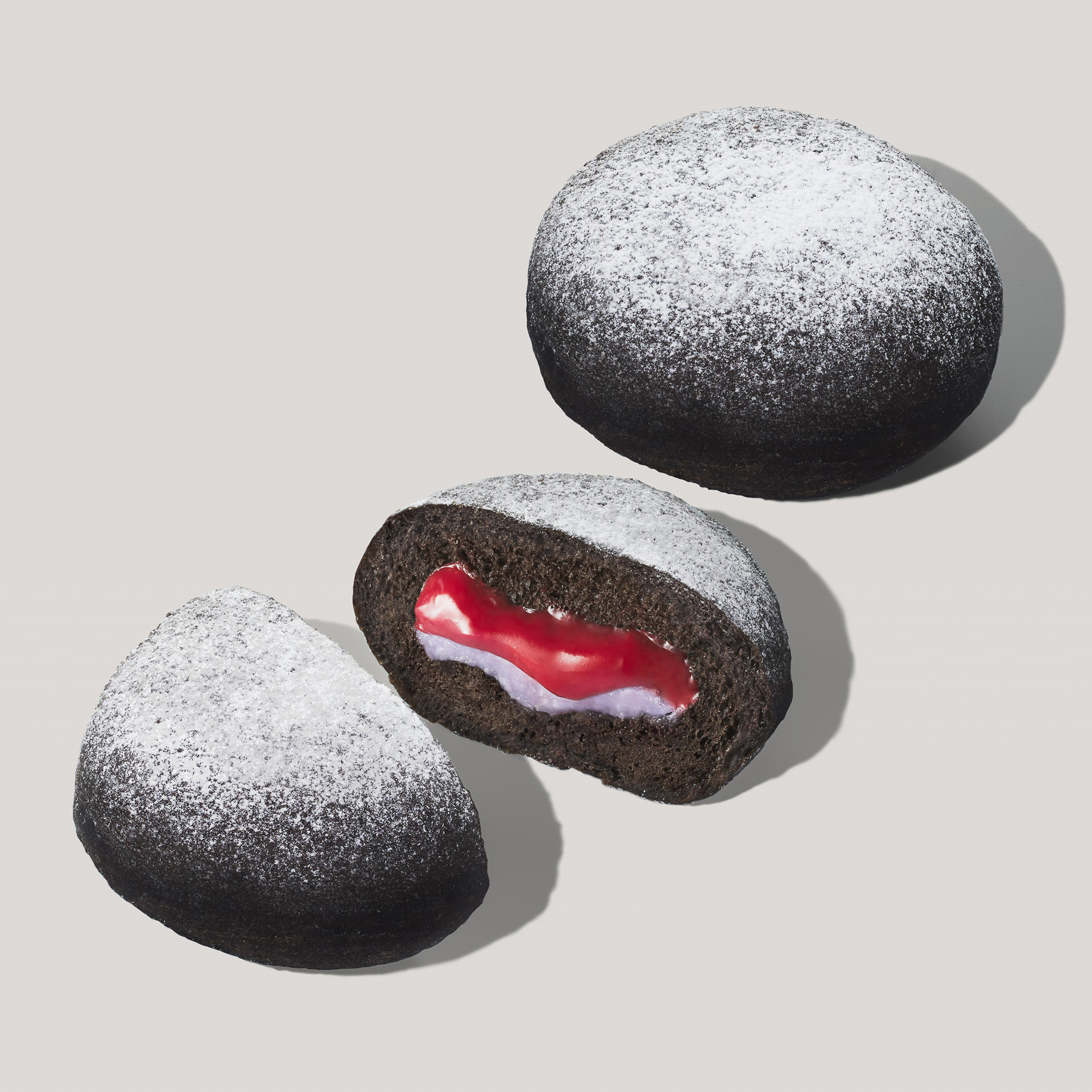 「マラサダ ハロウィン ラズベリー＆ブルーベリー」（店内利用 330円/テイクアウト324円）