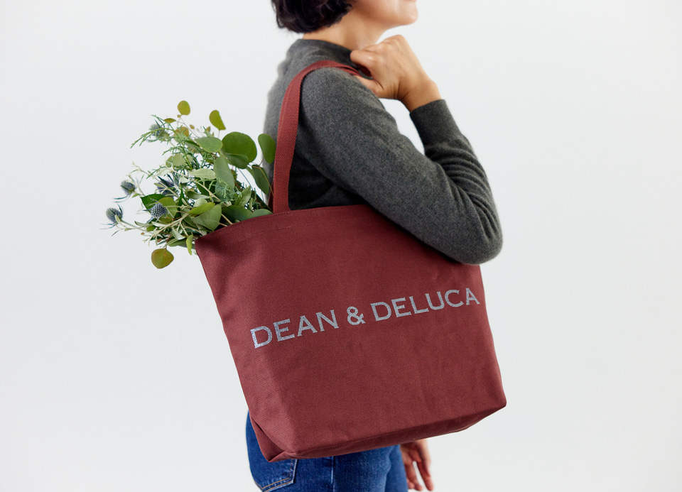 DEAN & DELUCA、2024年のチャリティートートバッグはレッド