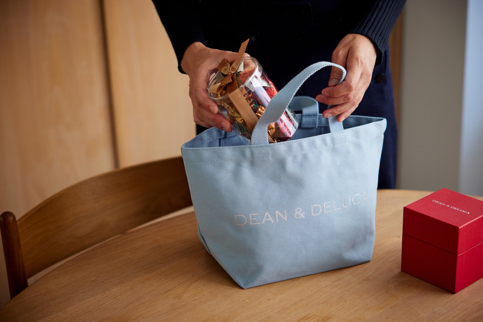 DEAN & DELUCA、2024年のチャリティートートバッグはレッド