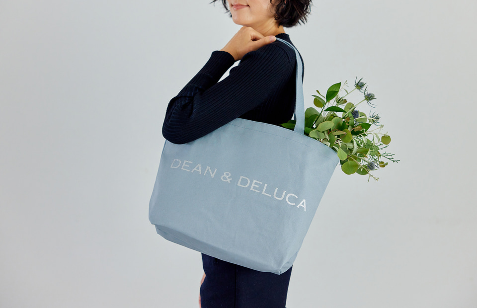 DEAN & DELUCA、2024年のチャリティートートバッグはレッド