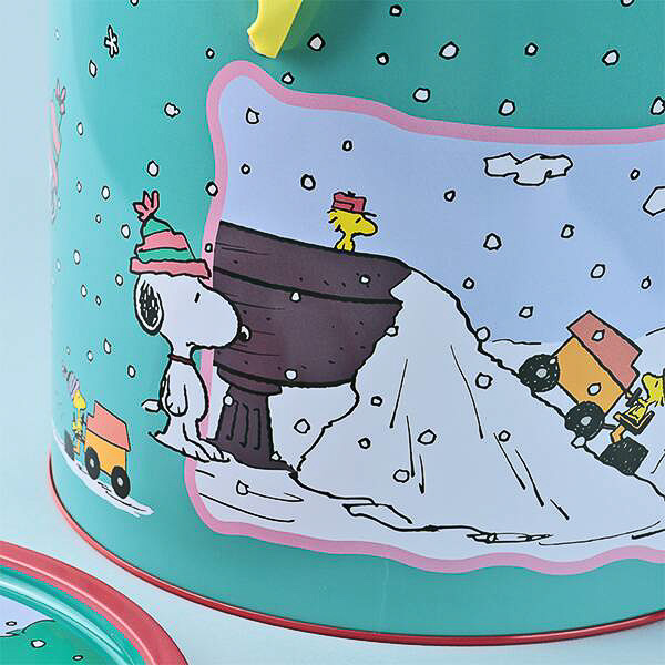 「スヌーピー ビッグラウンドティン」（2805円）