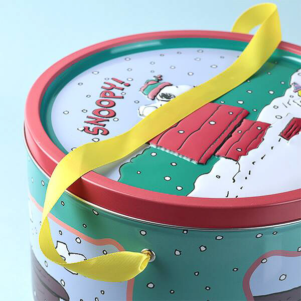 「スヌーピー ビッグラウンドティン」（2805円）