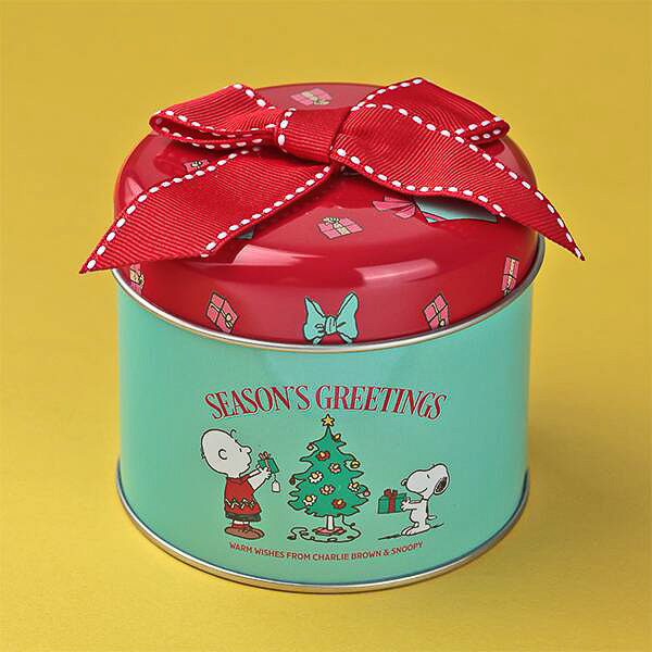 「スヌーピー ナチュラルクッキー リボン付きラウンドティン」（1069円）