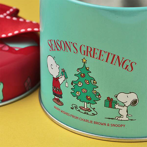 「スヌーピー ナチュラルクッキー リボン付きラウンドティン」（1069円）