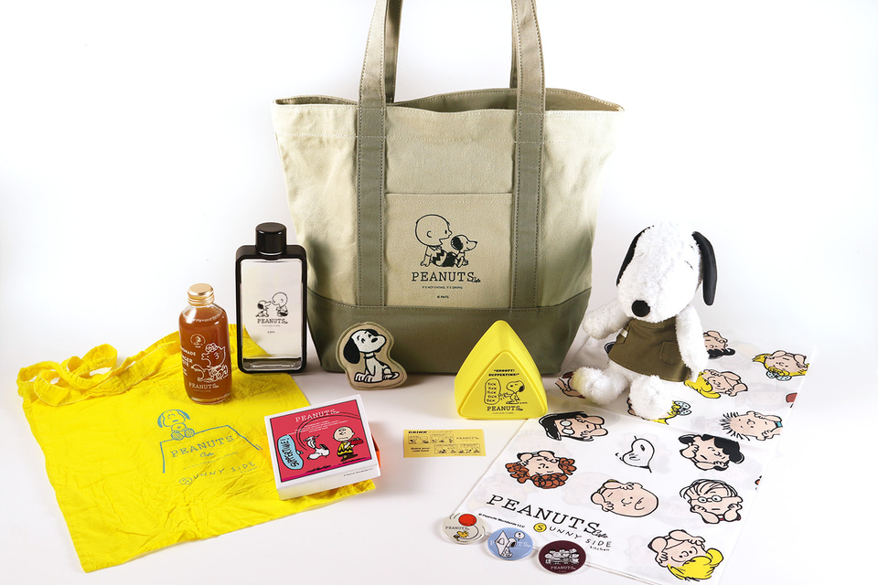 PEANUTS Cafe「2025 LUCKY BAG」スヌーピーのトートにボトル/お菓子を