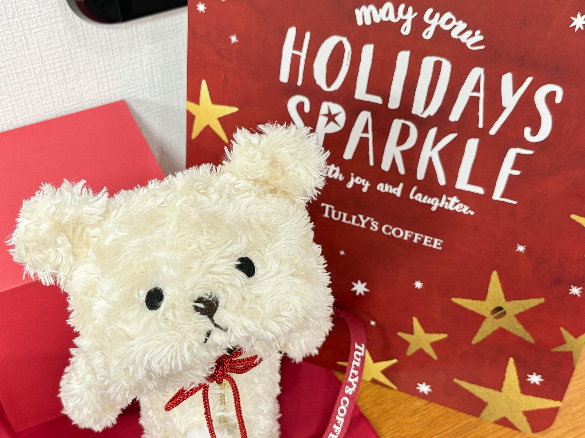 定番アイテムのタンブラーやマグカップなどのほかに、ふわふわ生地のベアフルの姿をしたボトルケースも