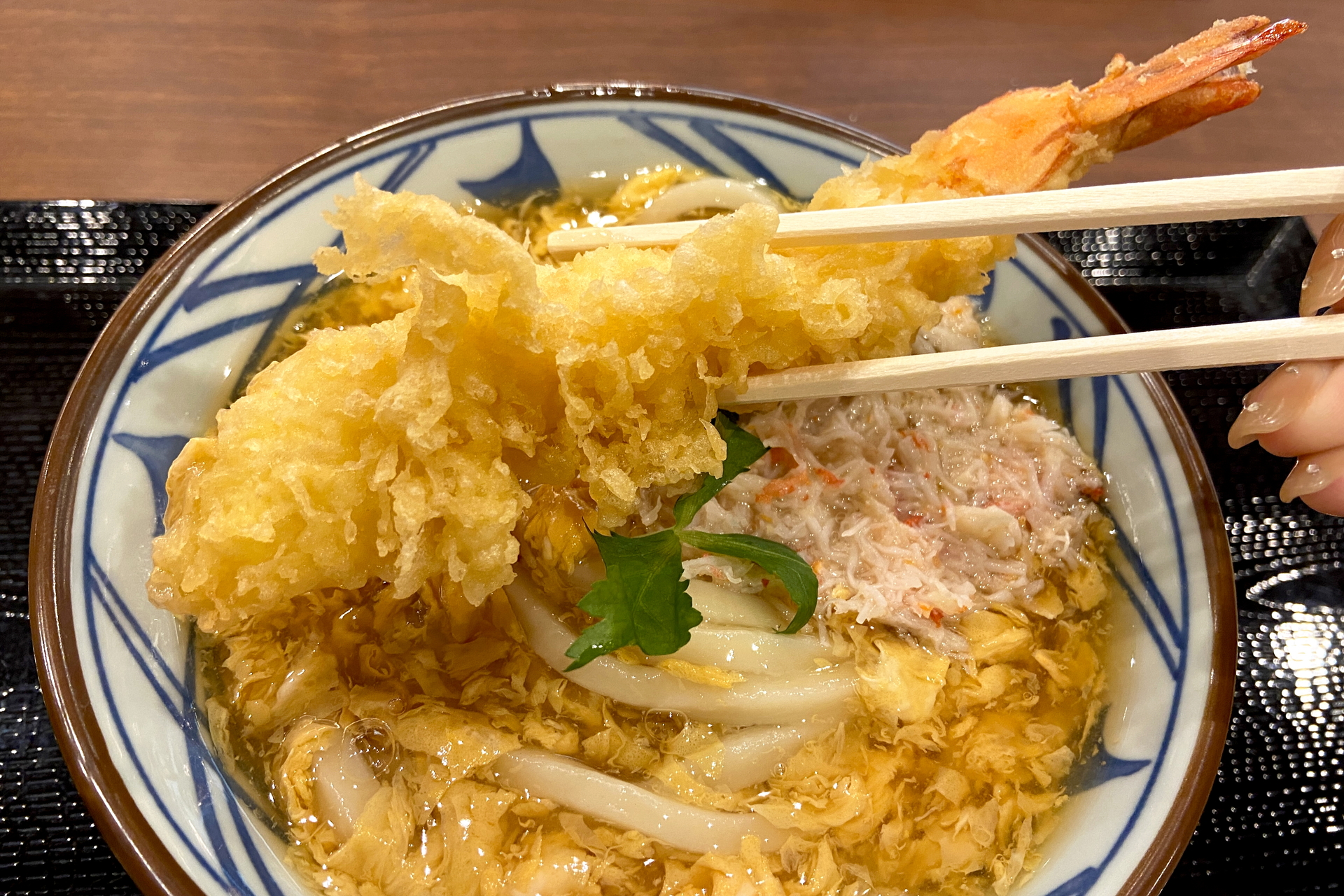 丼からはみ出る「大海老天」