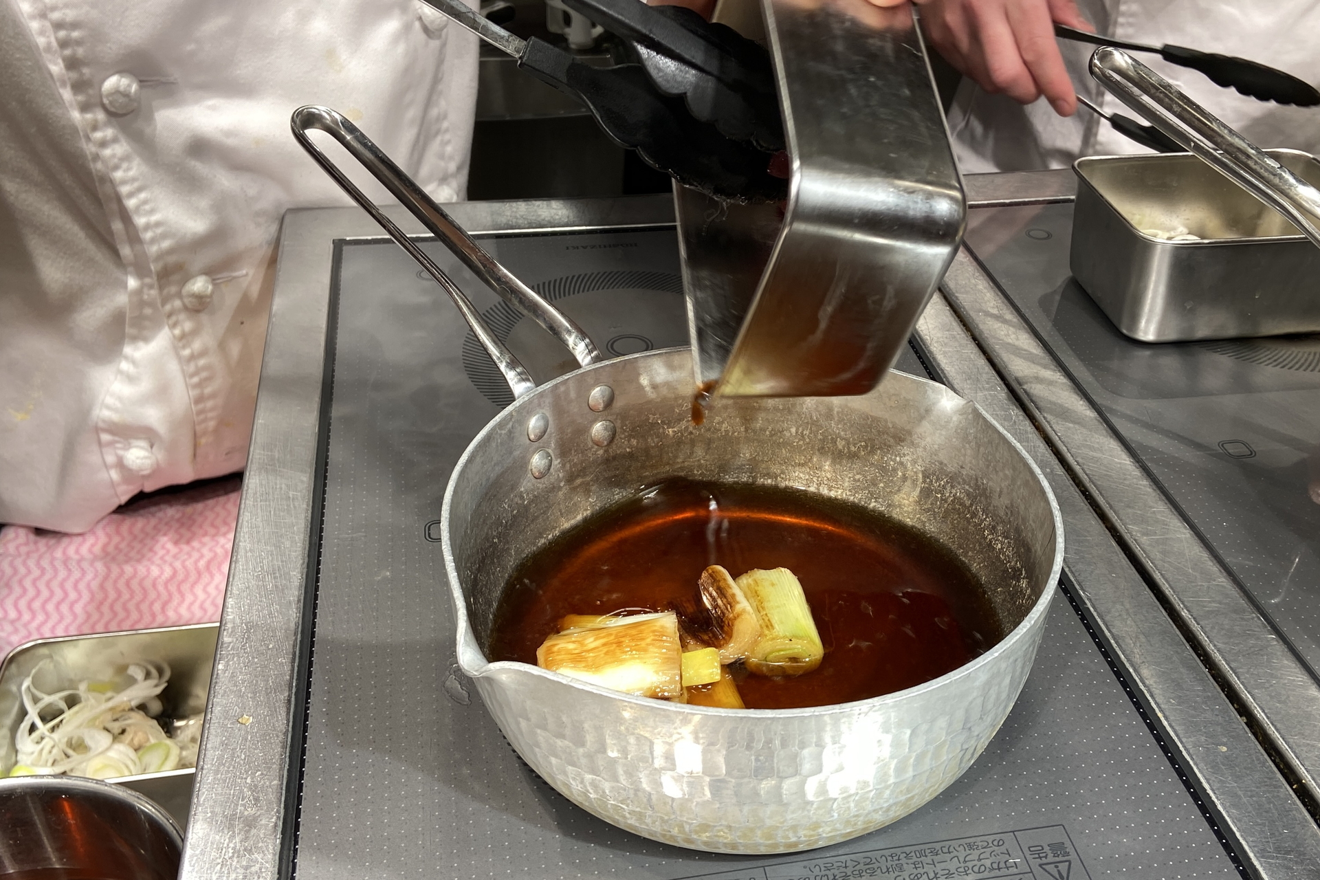 白だしに特製のかえしを合わせ、下味をつけた鴨肉と焼き目をつけた白ねぎをグツグツ煮立たせる。鴨の旨味と脂の甘みが引き立つ味わいに