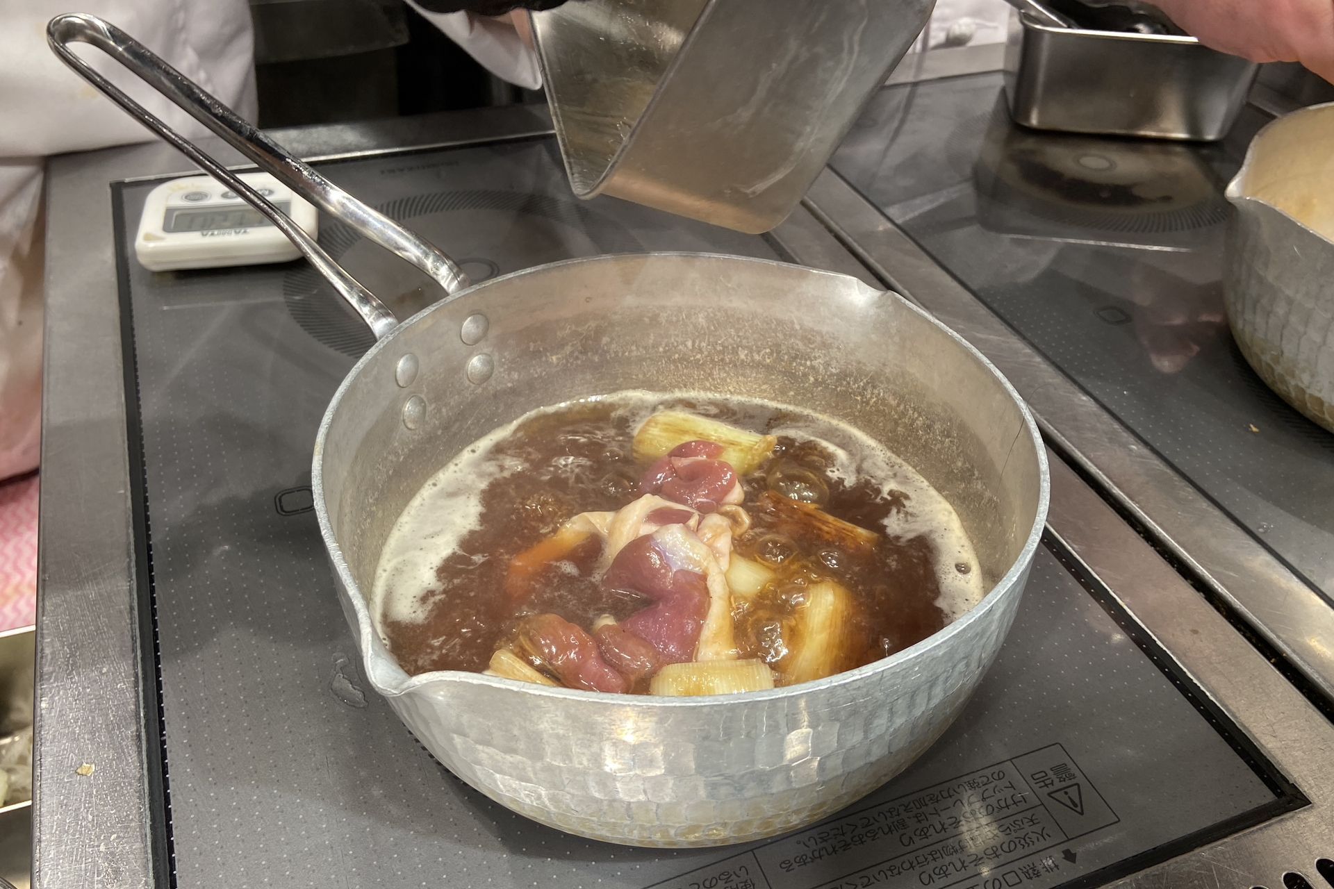 白だしに特製のかえしを合わせ、下味をつけた鴨肉と焼き目をつけた白ねぎをグツグツ煮立たせる。鴨の旨味と脂の甘みが引き立つ味わいに