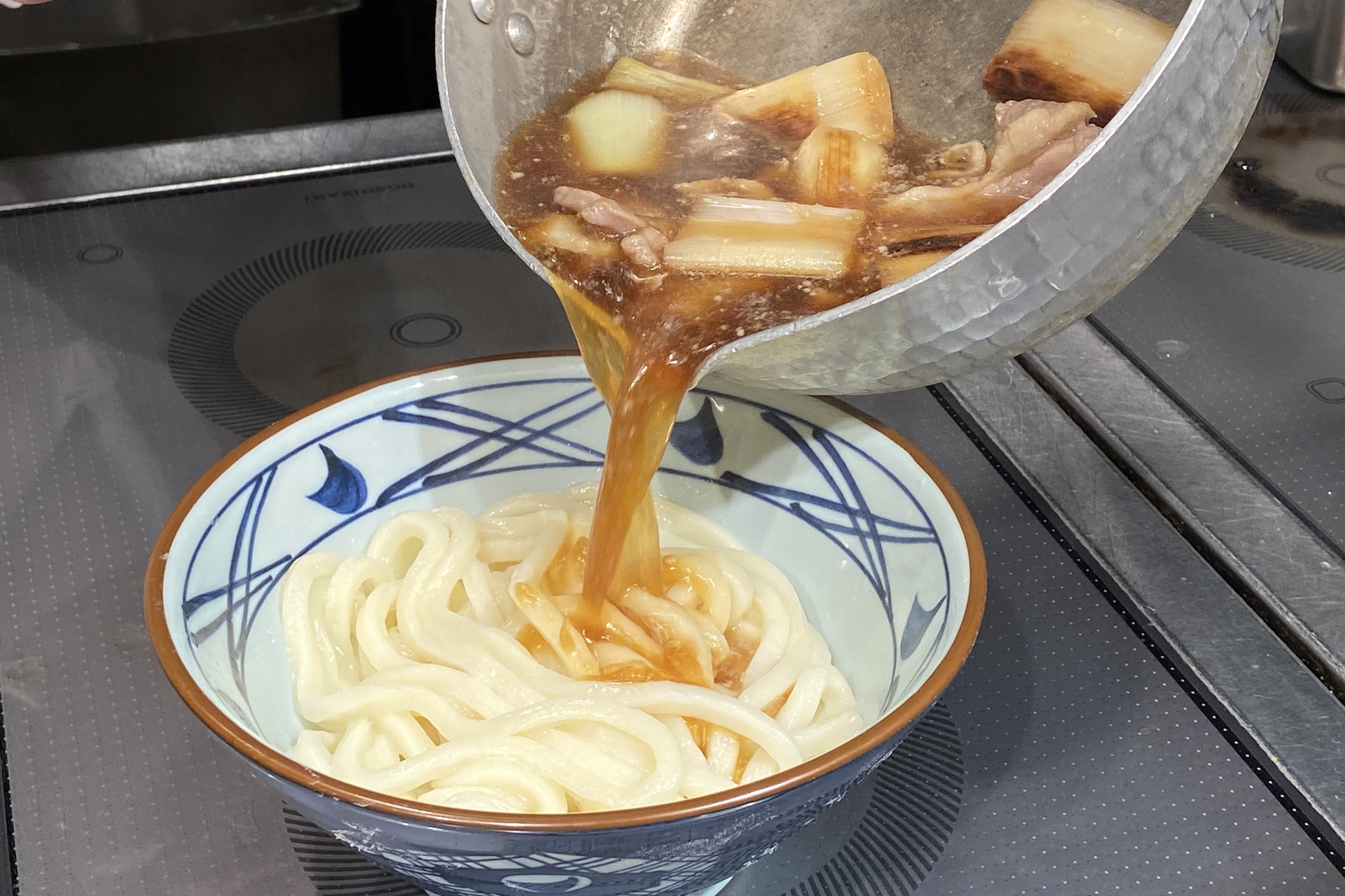 白だしに特製のかえしを合わせ、下味をつけた鴨肉と焼き目をつけた白ねぎをグツグツ煮立たせる。鴨の旨味と脂の甘みが引き立つ味わいに