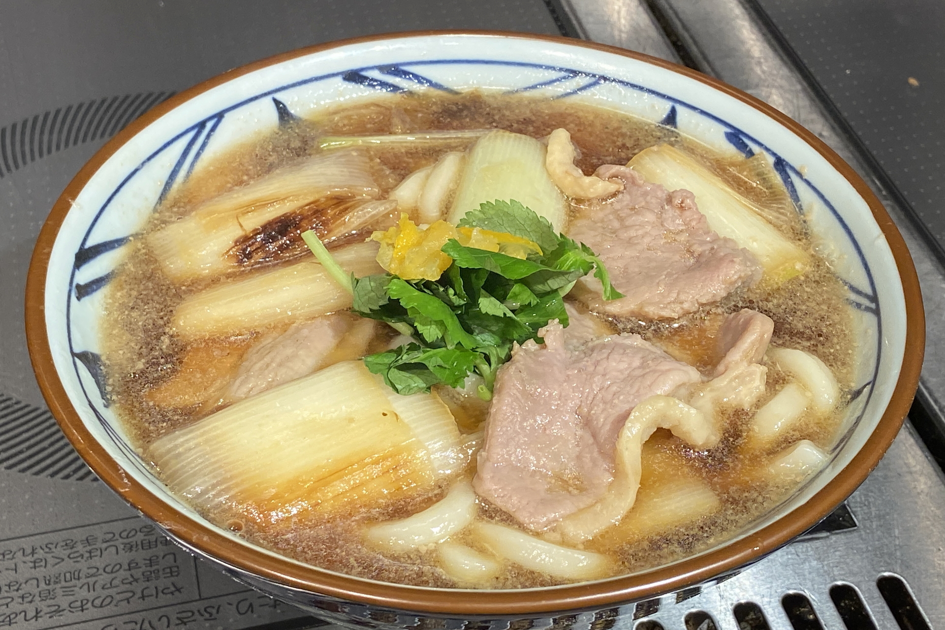 白だしに特製のかえしを合わせ、下味をつけた鴨肉と焼き目をつけた白ねぎをグツグツ煮立たせる。鴨の旨味と脂の甘みが引き立つ味わいに