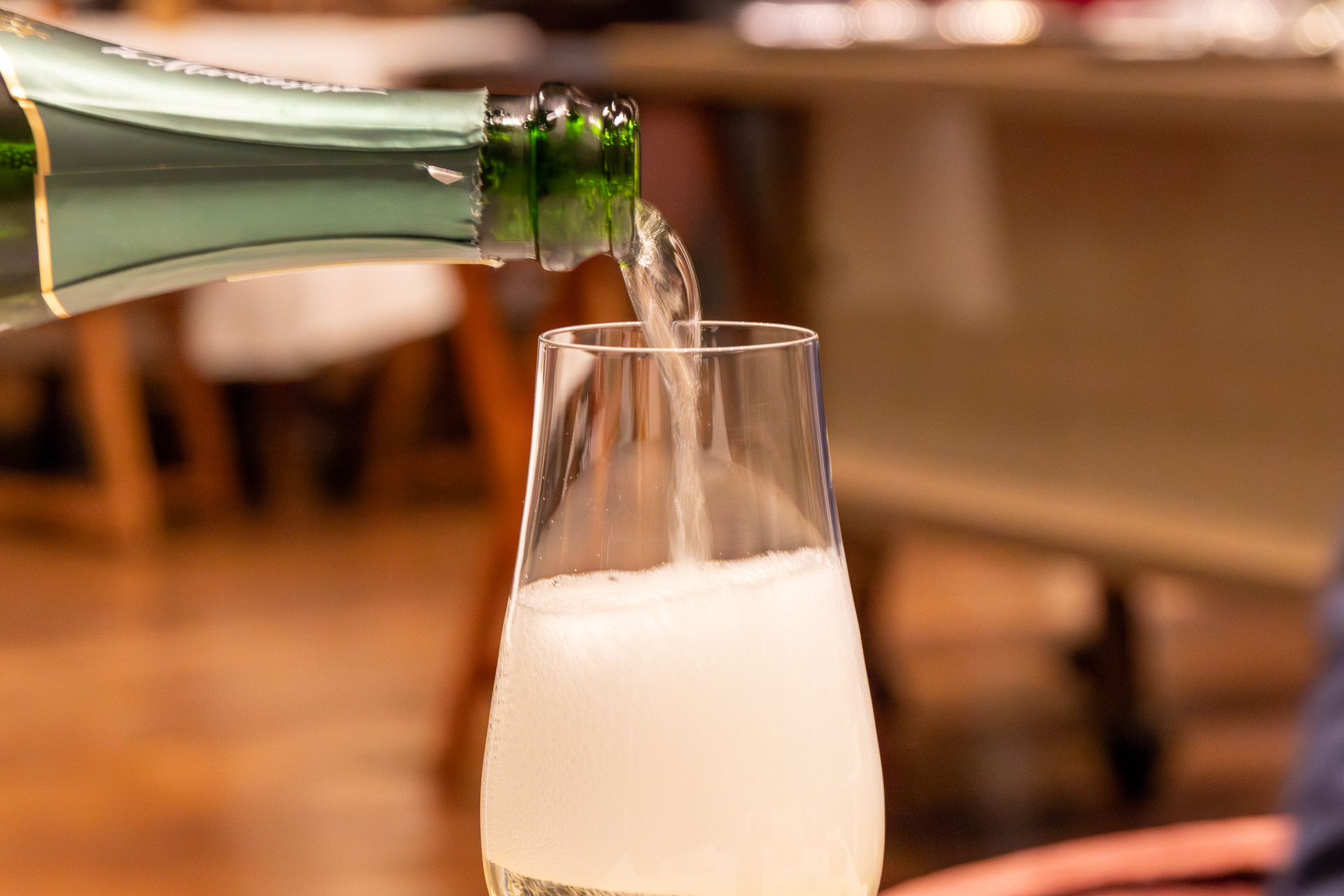 ワインは常時100種類をストックしているセラーの中から料理に合うものをチョイス