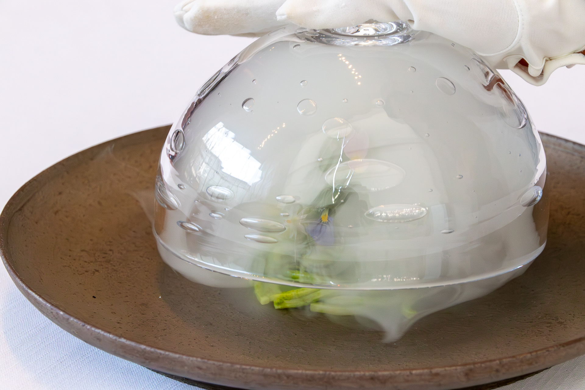 スモークをまとって登場