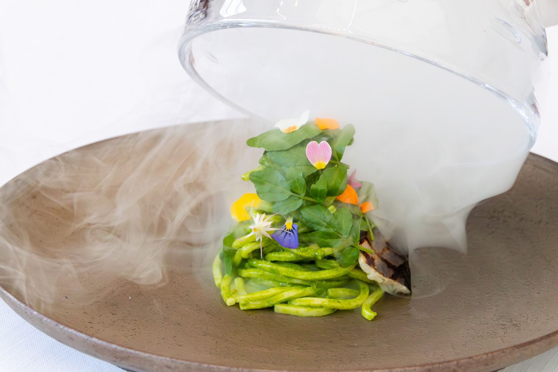 スモークをまとって登場