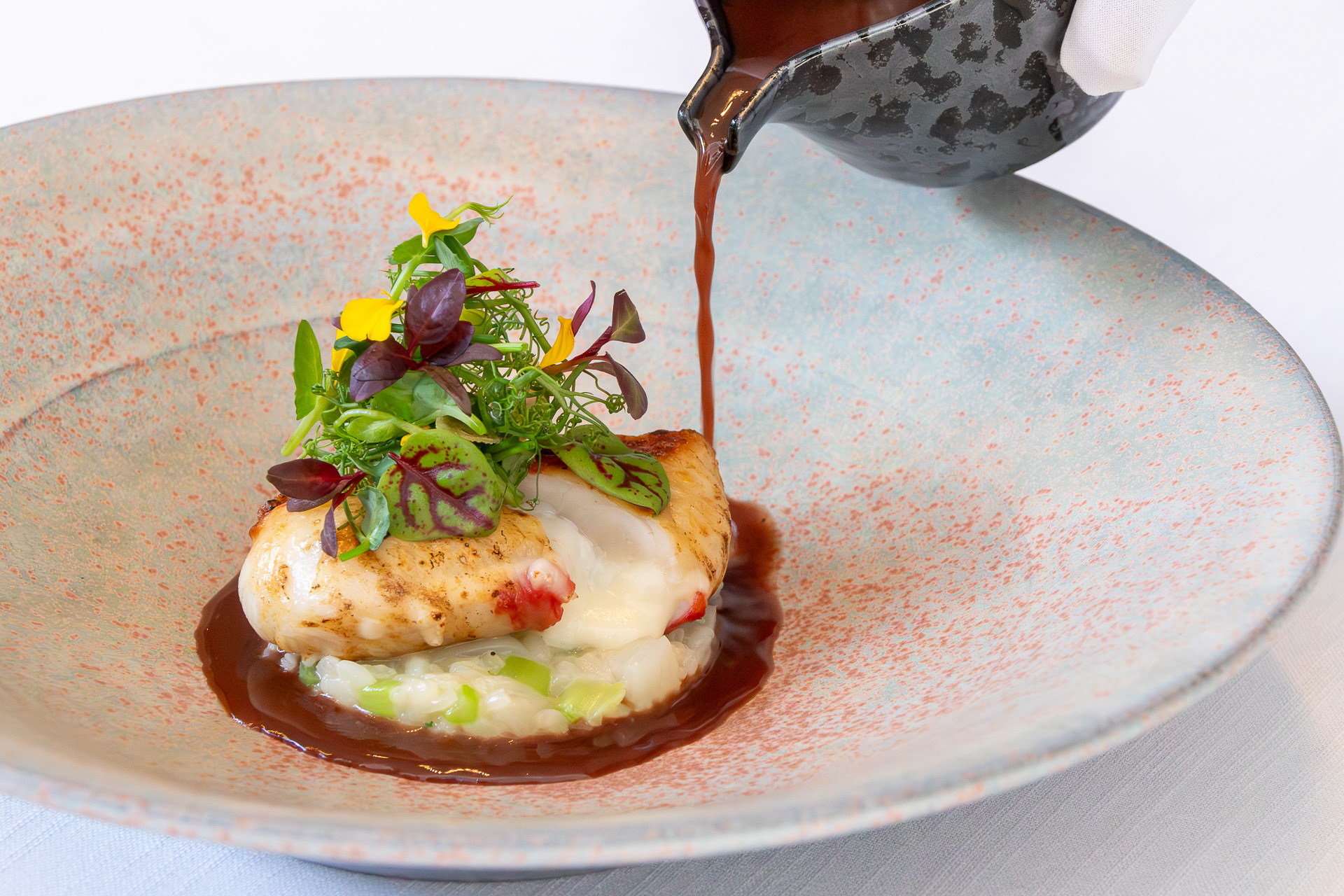 仕上げにテガマッチョソースとミントオイルをひと回し