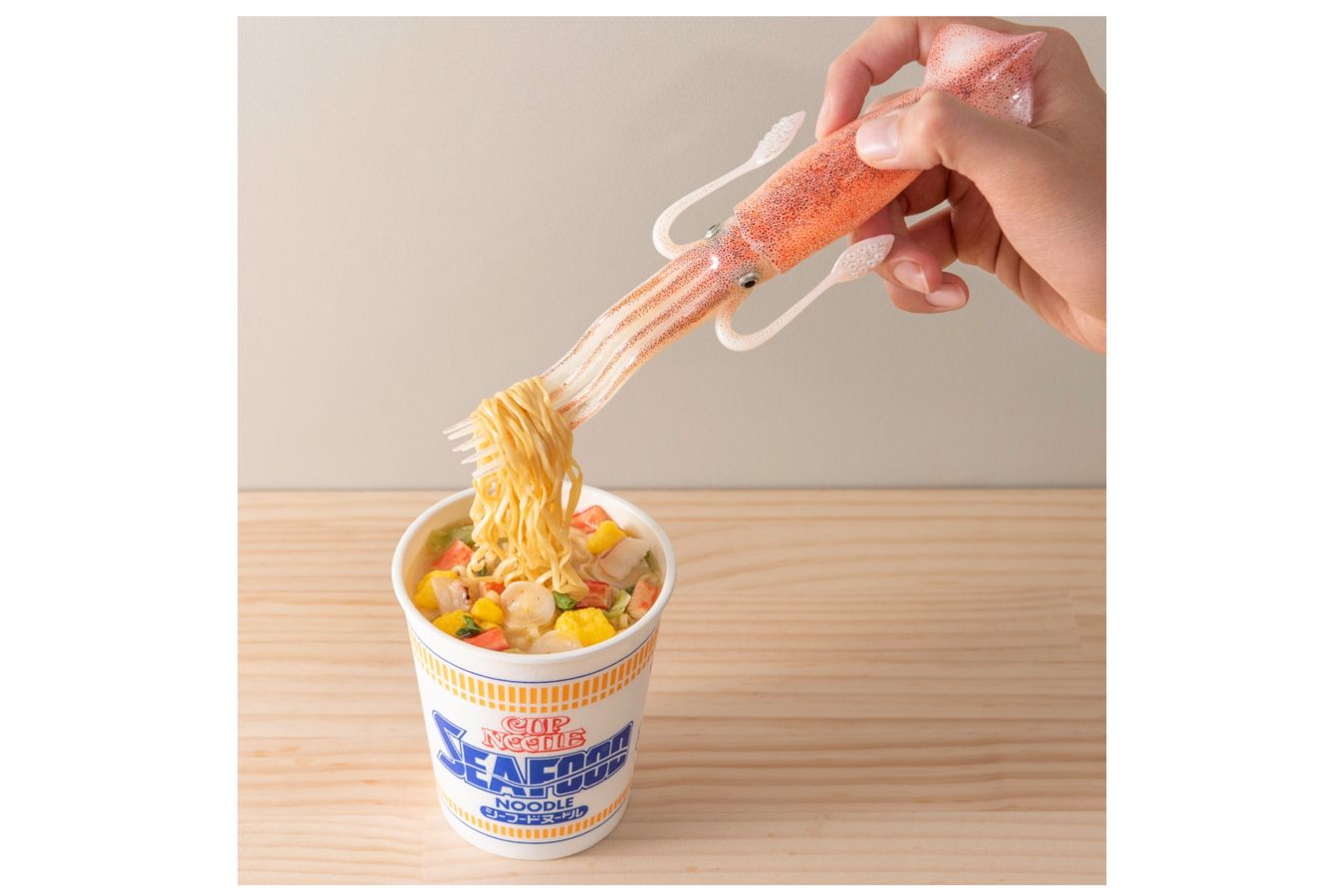 日清食品「カップヌードル イカフォーク付きセット」
