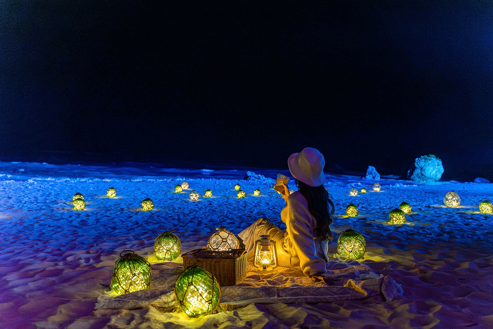 琉球ガラスで作った浮き球ランタン